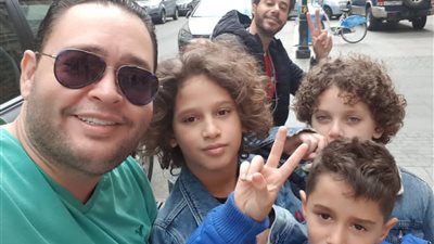 أحمد السعدنى ورزق برفقة أبنائهما في روسيا لتشجيع المنتخب