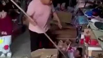 أب يعتدي على ابنه بطريقة وحشية (فيديو)