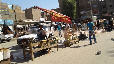 بالصور.. إقبال المواطنين على شراء «الفسيخ والرنجة» بالعيد في أسيوط