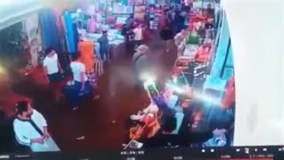 لحظة اعتداء شاب على بائع بالسلاح الأبيض (فيديو)