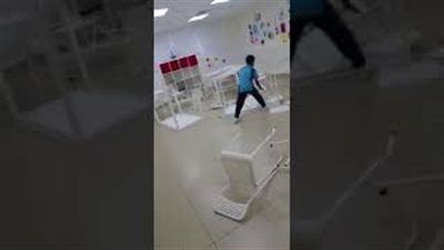 طلاب يثيرون الفوضى داخل المدرسة بعد انتهاء الامتحانات (فيديو)