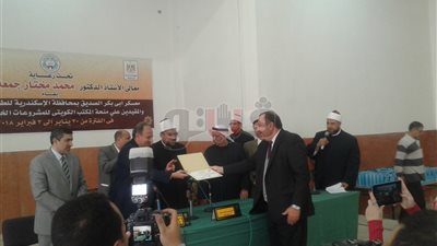 وزير الأوقاف يكرم الطلاب الوافدين المتفوقين خلال الملتقى (صور)
