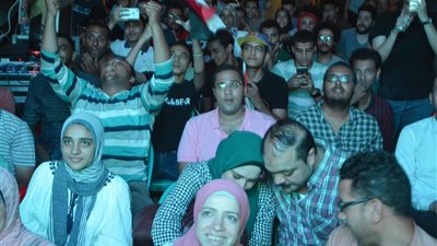 فرحة الجماهير بالهدف الثاني للفراعنة بمقاهي وسط القاهرة (فيديو)