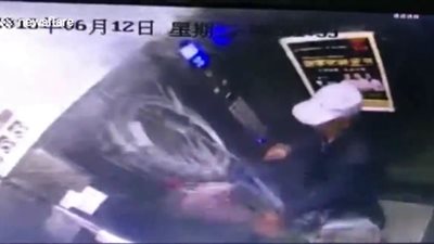 رد فعل مسن سحب المصعد دراجته الهوائية (فيديو)