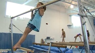 بالفيديو والصور.. طفلة تحطم الرقم العالمي لـ«العقلة»