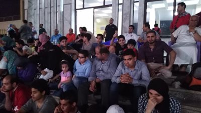 رئيس جامعة المنصورة يشاهد مباراة مصر والكونغو مع الطلاب