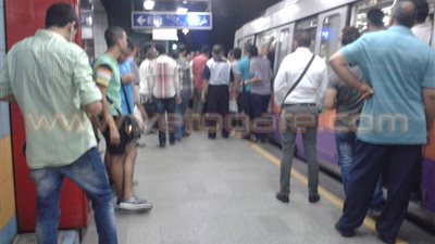 بالصور.. توقف حركة المترو بسبب عطل فنى في قطار بـ