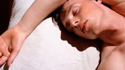 تعرفي على أسباب التعرق ليلا بالشتاء