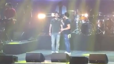 أحمد حسن يغني مع حماقي في حفل روسيا دعمًا للمنتخب (فيديو)
