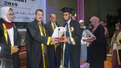 تخريج الدفعة السادسة لكلية الطب البيطري بجامعة الوادي الجديد (صور)