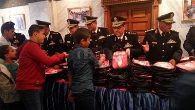 أكاديمية الشرطة توزع هدايا على الأطفال الأيتام (فيديو)
