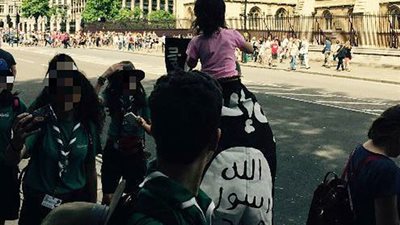 «التليجراف»: الشرطة البريطانية سمحت لرجل برفع علم داعش أمام البرلمان