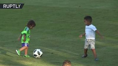 أطفال نجوم البرازيل يتدربون مع آبائهم في مونديال روسيا (فيديو)