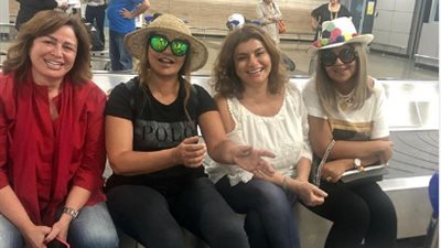 ليلى علوي وإلهام شاهين في مطار الغردقة بعد ختام مهرجان الجونة