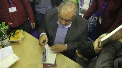 يوسف زيدان يوقع مجموعتيه «غربة عرب» و«أهل الحي» بمعرض الكتاب