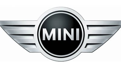 مينى تختبر سيارتها صديقة البيئة