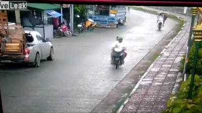 «شمسية» تتسبب في حادث سير مروع لفتاة (فيديو)