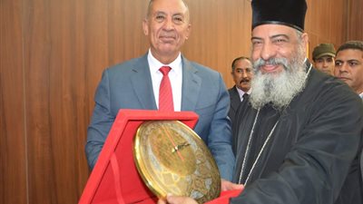 بالصور.. أسقف البحر الأحمر يقدم التهاني للمحافظ بمناسبة عيد الأضحى