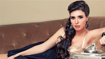 دينا تسافر إسبانيا لإحياء حفل زفاف بـ