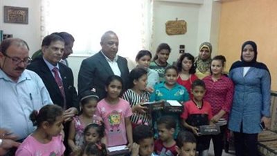بالصور.. محافظ الشرقية يشارك الأيتام فرحتهم بعيد الأضحى