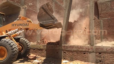 بالصور.. إزالة 18 حالة تعد على الأراضي الزراعية بشبرا الخيمة