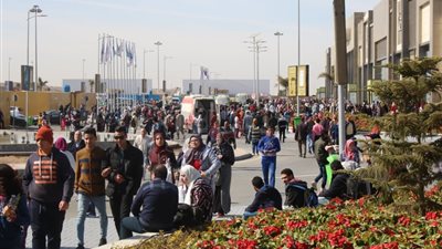 إقبال متوسط على معرض الكتاب في يومه الثاني عشر (صور)