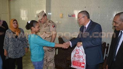 بالفيديو.. «الفرحة متكملش إلا بالمسئولين».. محافظ الشرقية يزور مرضى مبرة الزقازيق.. محافظ البحر الأحمر يلتقط سيلفي مع الأهالي.. «فرحات» يستمع لشكاوى أهالي إسكندرية.. وحلوى قوات الأ