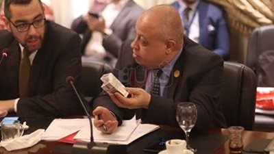 نائب يوزع السجائر على الأعضاء في اجتماع لجنة الصناعة بالبرلمان