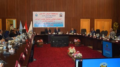 ١٥ صورة ترصد أول اجتماع لمجلس جامعة جنوب الوادي بديوان عام البحر الأحمر