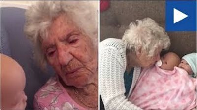 بالفيديو.. لقطات مؤثرة لامرأة تعامل دمية على أنها حفيدتها