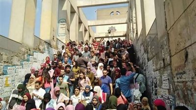 غضب طلاب جامعة القاهرة بسبب بناء سور حديدي أمام «باب مترو»