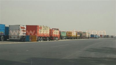 بالصور.. تكدس شاحنات نقل القمح أمام الصوامع المغلقة في قنا وسوهاج