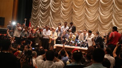 الرئيس والحكومة يتجاهلان «ثورة الصحفيين».. «السيسي» يلتقي وزير صناعة كوريا تزامنا مع انعقاد «عمومية الجورنالجية».. رئيس الوزراء يبحث سير المشروعات القومية.. وهتافات إقالة