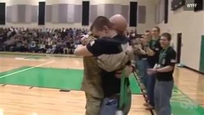 بالفيديو.. ضابط جيش أمريكي يعد مفاجأة لابنه أثناء تسلمه ميدالية