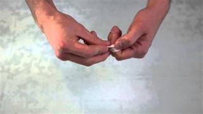 بالفيديو.. أسهل طريقة للحفاظ على سماعة هاتفك من «التلعبك»