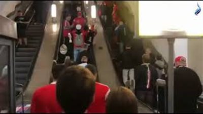 أصوات تشجيع المصريين تملأ مترو أنفاق روسيا (فيديو)