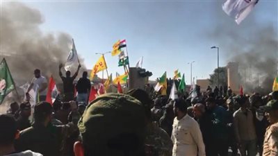 إطلاق صافرات الإنذار في السفارة الأمريكية ببغداد وغلق المنطقة الخضراء | فيديو