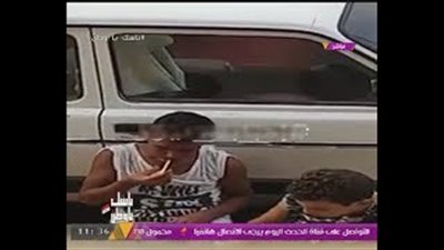 بالفيديو.. طفلان يتعاطيان المخدرات في الشارع
