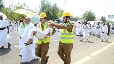 صورة لرجلي أمن سعوديين يحميان طفلا من آشعة الشمس تشعل مواقع التواصل