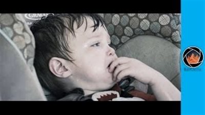 بالفيديو.. 16 مليون مشاهدة لطفل تركته والدته في السيارة تحت أشعة الشمس