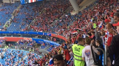 الجماهير المصرية تملأ الأماكن المخصصة لها بملعب زينيت أرينا (صور)