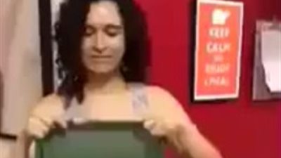 بالفيديو.. أسهل طريقة للأمهات لتحويل قطعة قماش إلى حامل للأطفال