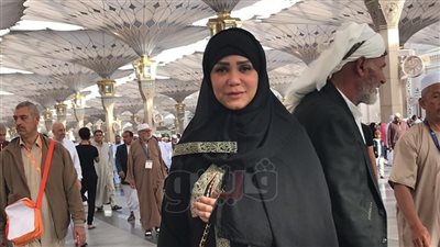 إيناس عز الدين تزور المسجد النبوي بعد خضوعها لجراحة (صور)