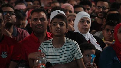 حزن وخيبة أمل بين المصريين بعد 3 أهداف في شباك المنتخب (فيديو)