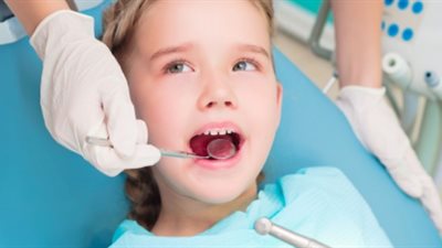 طبيب يوضح نصائح الحفاظ على أسنان الأطفال على «إينرجي»