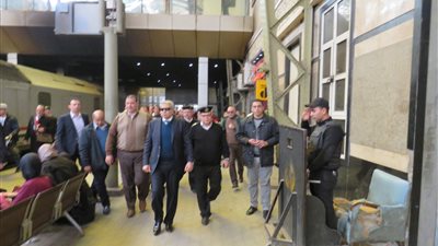 مدير شرطة النقل يتفقد الخدمات الأمنية بمحطات السكة الحديد والمترو (صور)