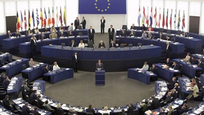 الاتحاد الأوروبي يحقق في أحداث مباراة برشلونة وأولمبياكوس