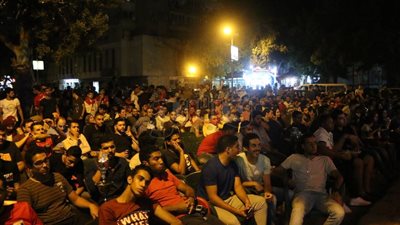 ازدحام بمقاهي جامعة الدول لمشاهدة مباراة مصر وروسيا (فيديو)