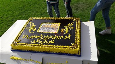 جماهير الإسماعيلى تُهدي تورتة للاعبين احتفالًا بالفوز على الزمالك (صور)