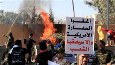 الغضب يجتاح العراق بعد استهداف واشنطن للحشد الشعبي.. اقتحام السفارة الأمريكية.. وأمن السفارة يطلق النار على المحتجين